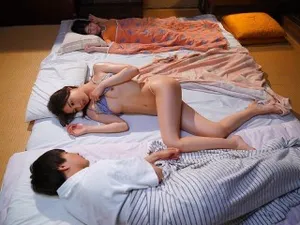 Cô già là một cô gái tốt, dạy vũ đoàn. Tư thế của bà cô già khá gợi cảm, lúc nào cũng mặc đồ lót bằng lụa đen