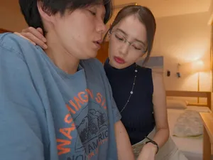 Cô gái mặc váy đen này thực sự rất mảnh mai, đôi chân dài, thân hình gợi cảm và cơ thể thanh tú, khiến người ta muốn tàn phá cô dữ dội. Cô ấy đứng với hông nâng lên và quan hệ mạnh mẽ từ phía sau...