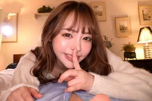 Đối mặt với cô gái trẻ đi tất đen và giày cao gót, con cặc của người quản lý cứng lên, không có bao cao su, và một cú BJ...