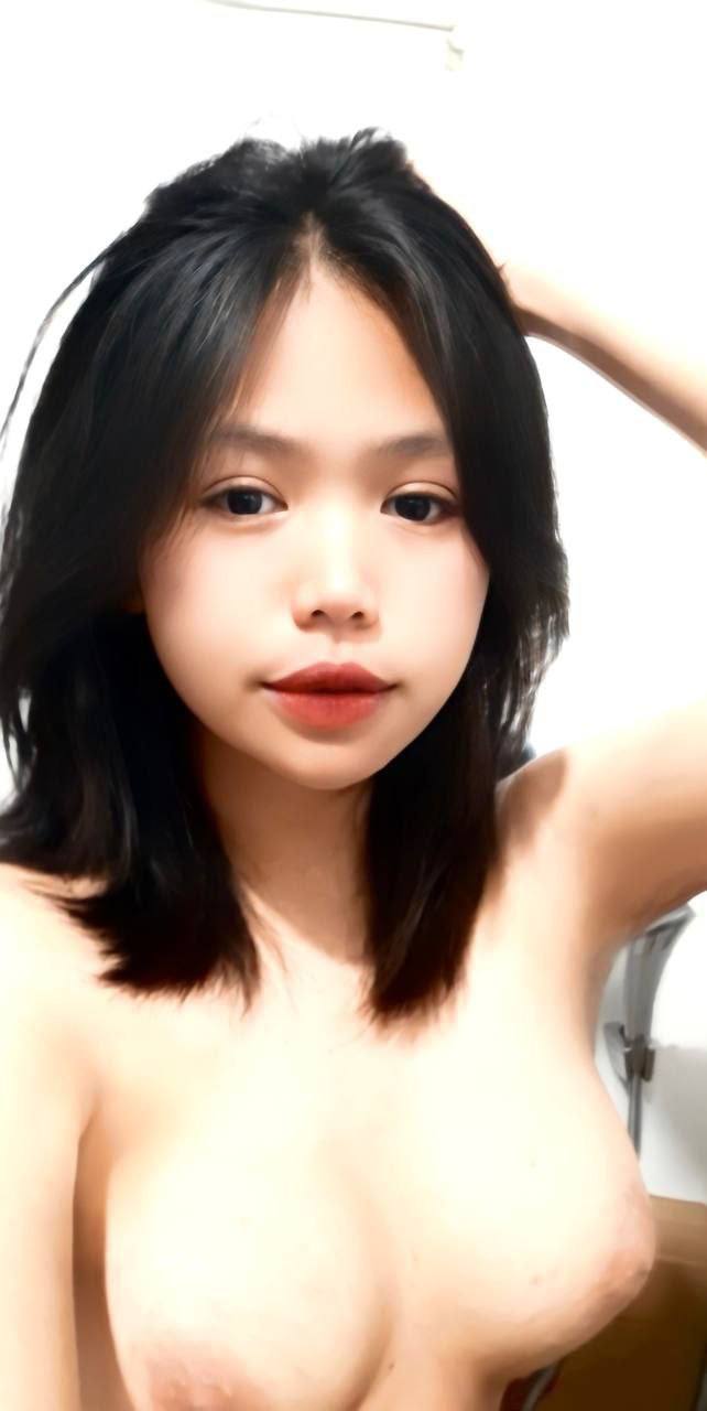 Anh trai trẻ gặp một cô bạn gái cao ráo quyến rũ đang đứng và thủ dâm cho nhau, quan hệ tình dục trên ghế