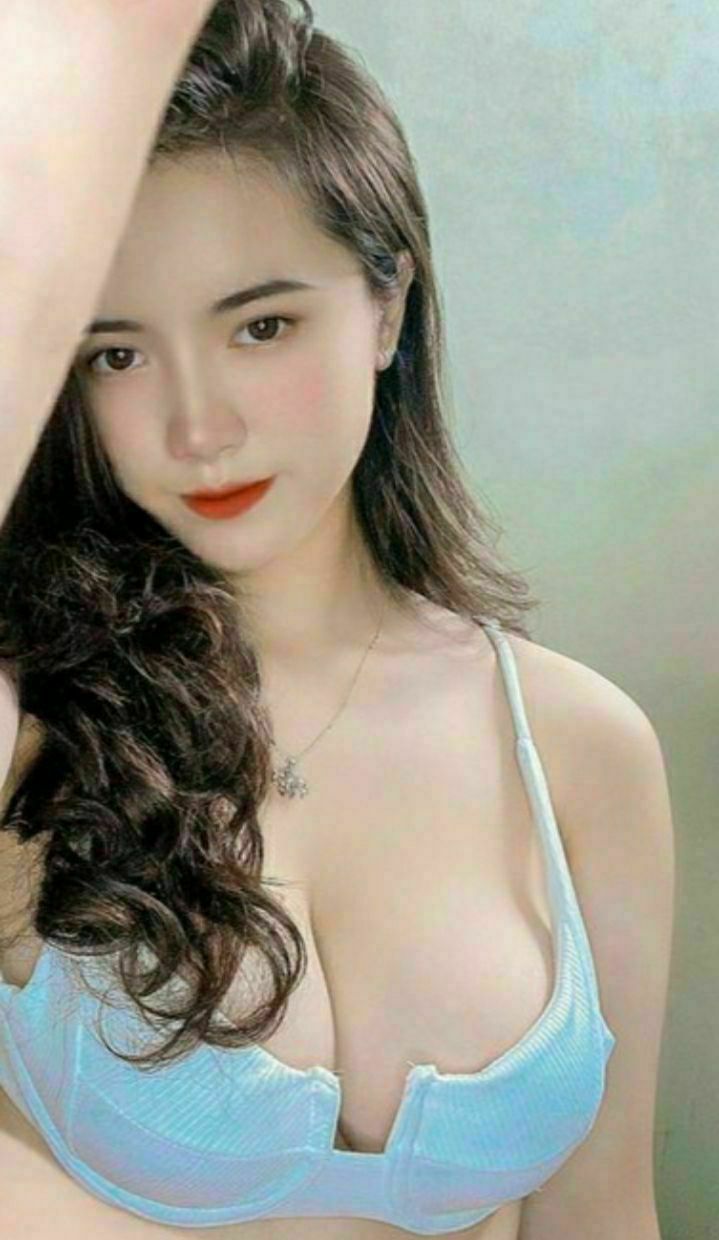Người phụ nữ trẻ đẩy bbbb đẩy